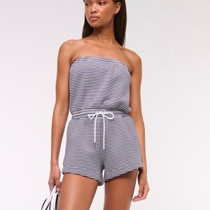 Brand NWOT Abercrombie YPB Navy Striped Romper Size SM